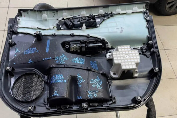 Оклейка в цветной полиуретан и шумоизоляция салона Toyota RAV4 — плёнка FirePPF и ComfortMat, фото 4 | ProTint СПб