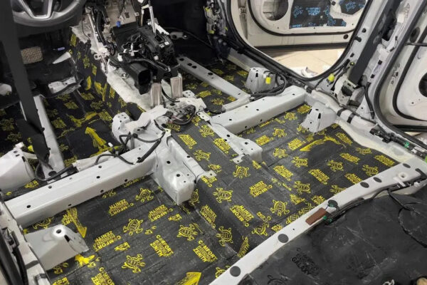 Оклейка в цветной полиуретан и шумоизоляция салона Toyota RAV4 — плёнка FirePPF и ComfortMat, фото 15 | ProTint СПб