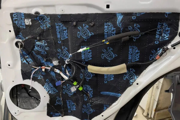 Оклейка в цветной полиуретан и шумоизоляция салона Toyota RAV4 — плёнка FirePPF и ComfortMat, фото 17 | ProTint СПб