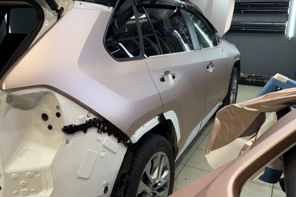 Оклейка в цветной полиуретан и шумоизоляция салона Toyota RAV4 — плёнка FirePPF и ComfortMat, фото 23 | ProTint СПб