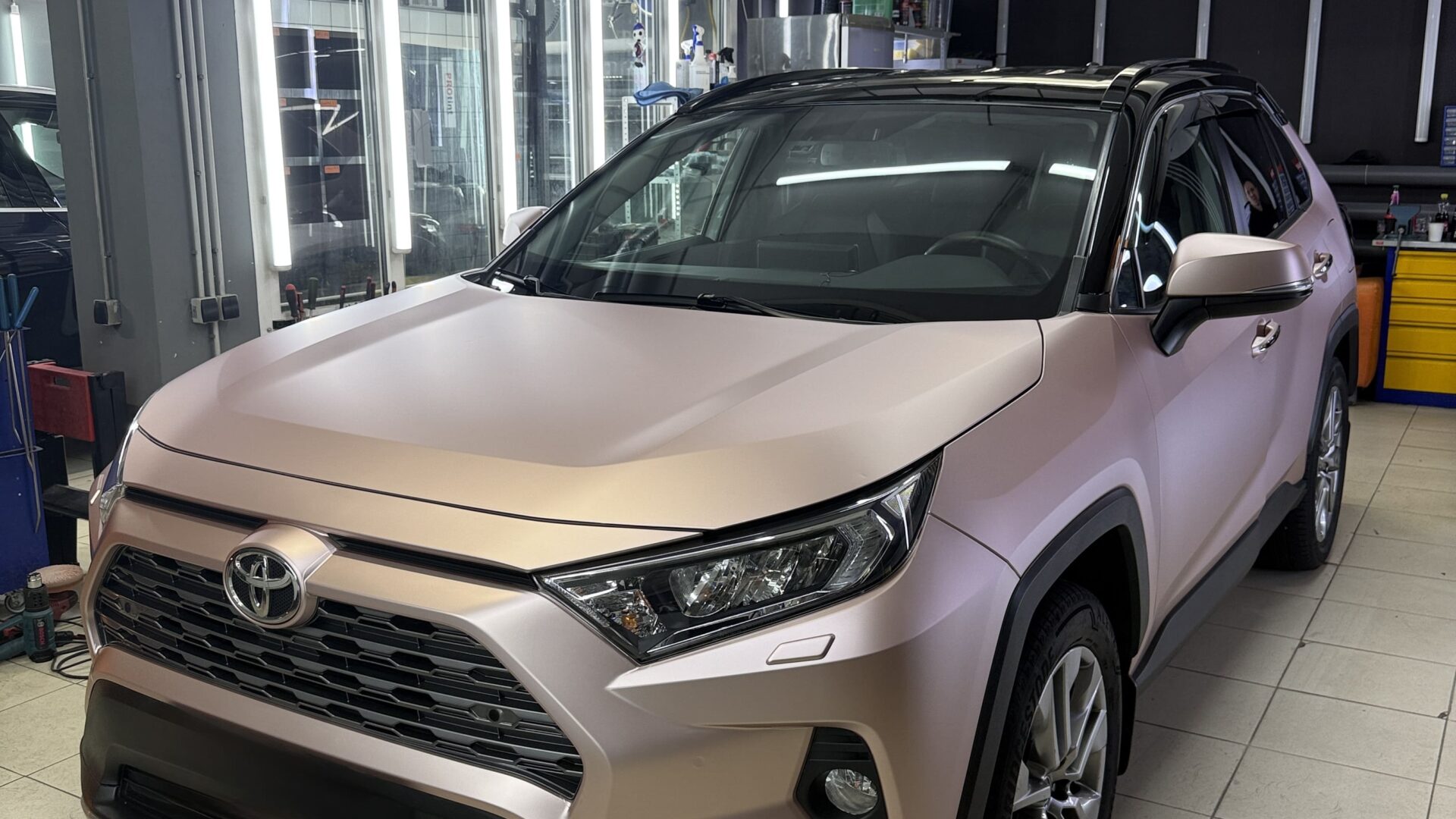 Оклейка в цветной полиуретан и шумоизоляция салона Toyota RAV4 — плёнка FirePPF и ComfortMat | ProTint СПб