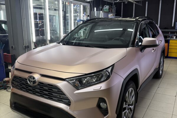 Оклейка в цветной полиуретан и шумоизоляция салона Toyota RAV4 | ProTint СПб
