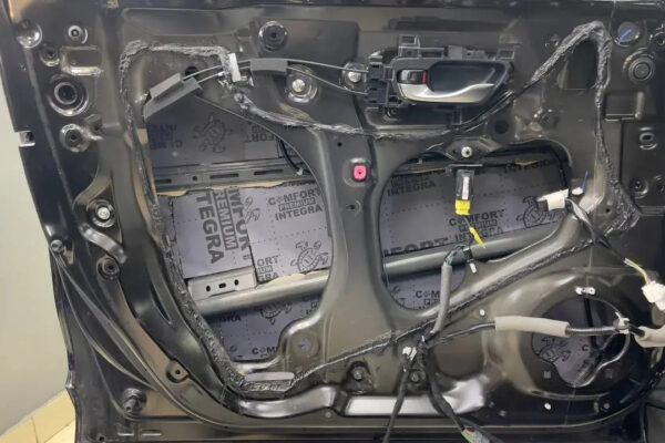 Оклейка, окраска, шумоизоляция Honda CRV — плёнка IQprotect 210, ComfortMat — Оклейка кузова полиуретановой пленкой, фото 20 | ProTint СПб