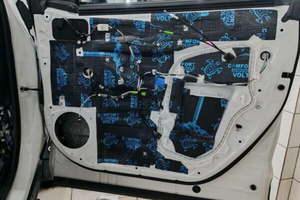 Оклейка в цветной полиуретан и шумоизоляция салона Toyota RAV4 — плёнка FirePPF и ComfortMat, фото 33 | ProTint СПб