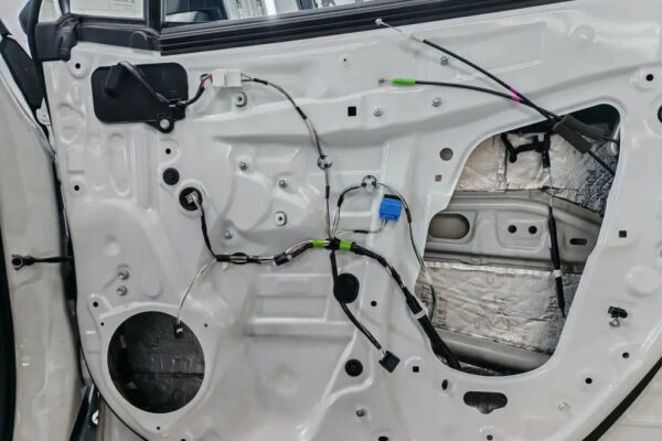 Оклейка в цветной полиуретан и шумоизоляция салона Toyota RAV4 — плёнка FirePPF и ComfortMat, фото 34 | ProTint СПб